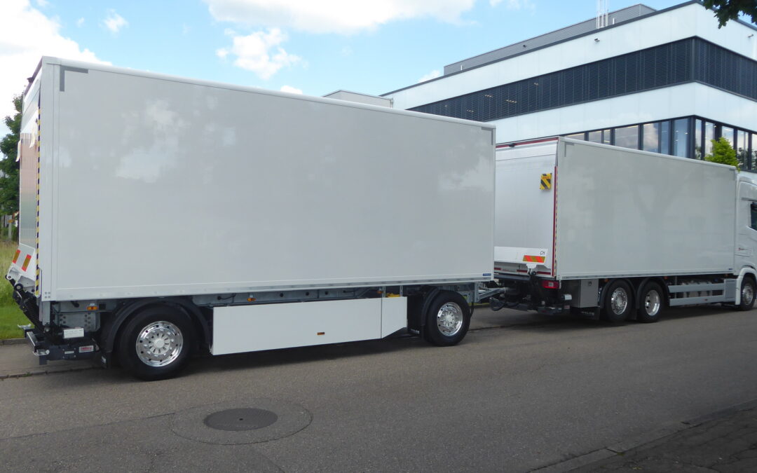 Sauber Motorsport Anhängerzug mit Plywood-Aufbauten