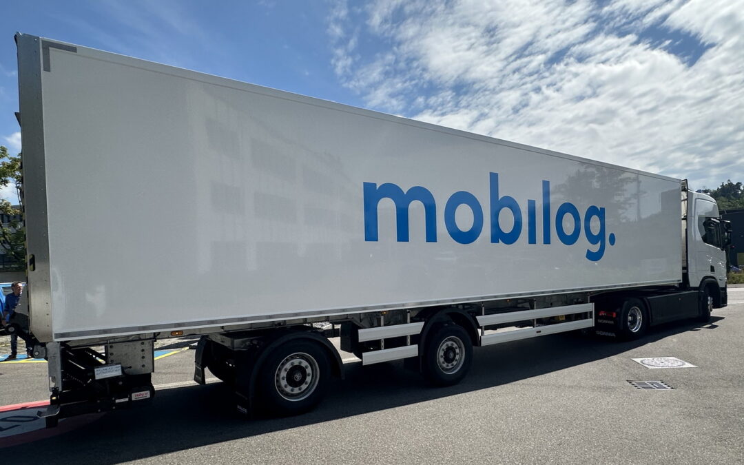 Mobilog Sattelanhänger mit Kunststoff-Aufbau